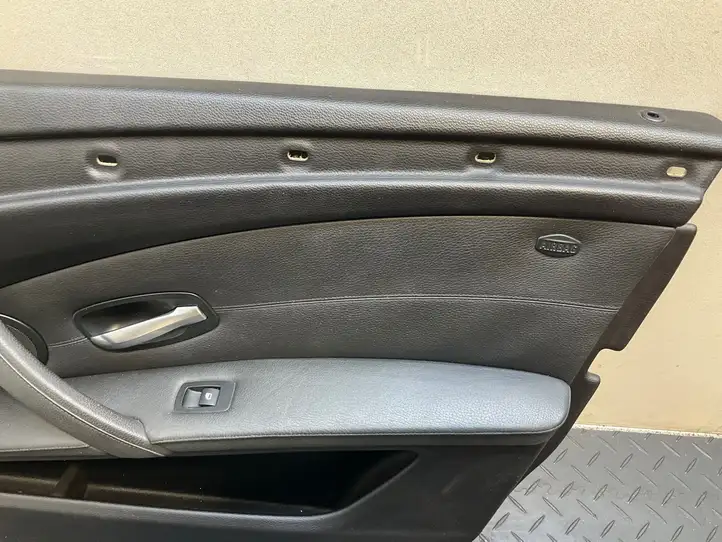 BMW 5 E60 E61 (2004 - 2010) Обшивка задней двери — фото 28
