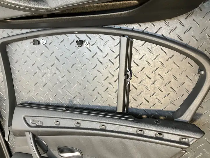 BMW 5 E60 E61 (2004 - 2010) Обшивка задней двери — фото 32