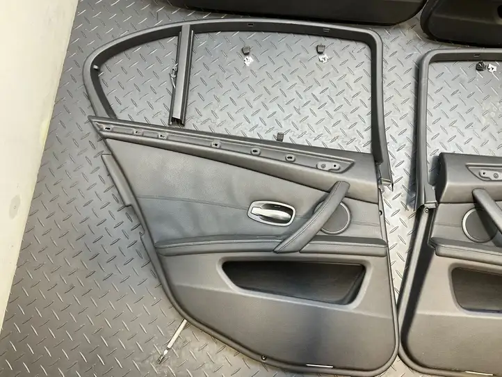 BMW 5 E60 E61 (2004 - 2010) Обшивка задней двери — фото 33