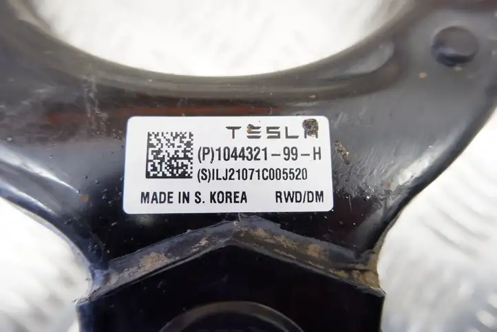 Tesla Model 3 (2017 - 2023) 104432199H U-образный рычаг подвески — фото 8