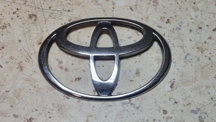 Toyota Avensis T220 (2000 - 2003) 5662502 Эмблема производителя — фото 1