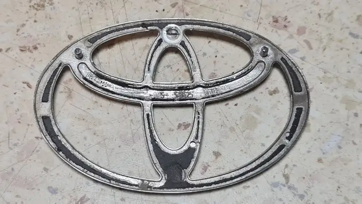 Toyota Avensis T220 (2000 - 2003) 5662502 Эмблема производителя — фото 4
