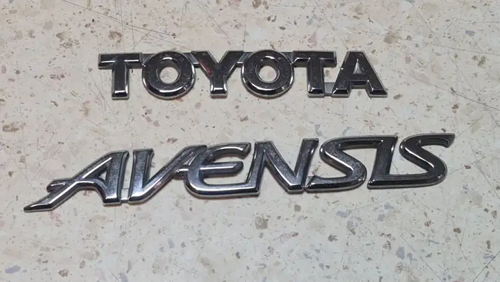 Toyota Avensis T220 (2000 - 2003) Эмблема производителя — фото 1