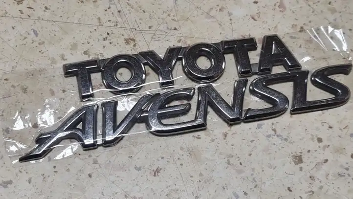 Toyota Avensis T220 (2000 - 2003) Эмблема производителя — фото 2