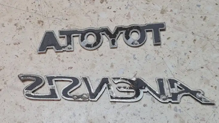 Toyota Avensis T220 (2000 - 2003) Эмблема производителя — фото 3