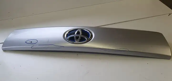 Toyota Prius+ (ZVW40) (2011 - 2018) Эмблема производителя — фото 1