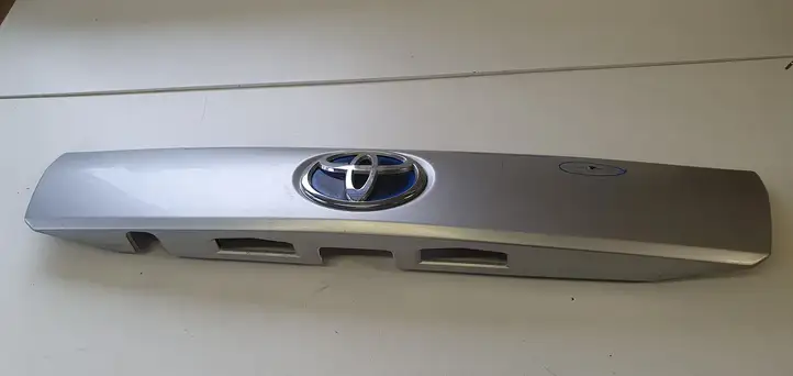 Toyota Prius+ (ZVW40) (2011 - 2018) Эмблема производителя — фото 2