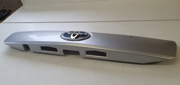 Toyota Prius+ (ZVW40) (2011 - 2018) Эмблема производителя — фото 4