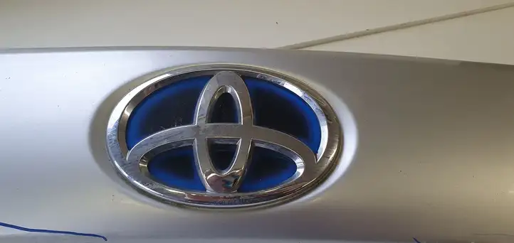 Toyota Prius+ (ZVW40) (2011 - 2018) Эмблема производителя — фото 7