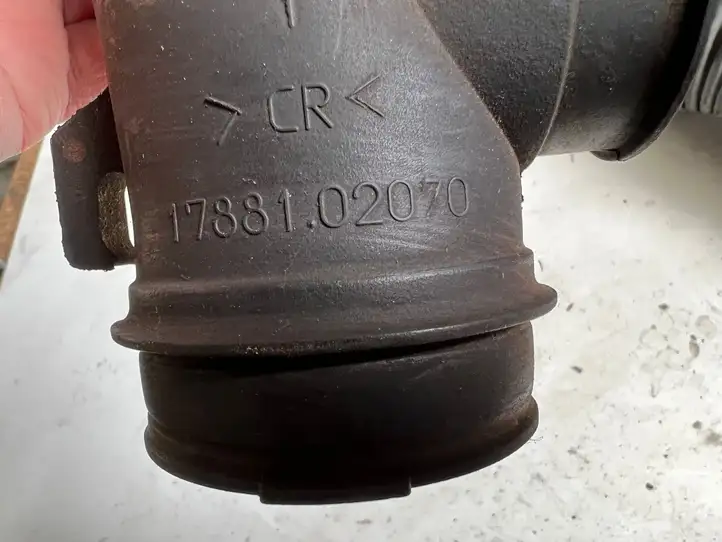 Toyota Corolla E120 E130 (2000 - 2004) 1788102070 Трубка подачи воздуха — фото 2