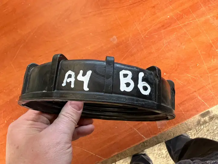Audi A4 S4 B6 8E 8H (2000 - 2006) 321201375A Гайка топливного насоса — фото 3