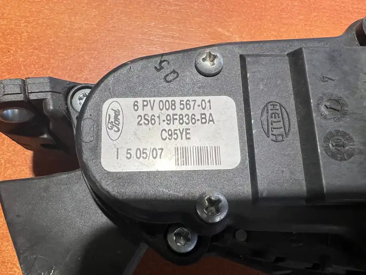 Ford Fiesta (2000 - 2005) 2S619F836BA Педаль акселератора — фото 2