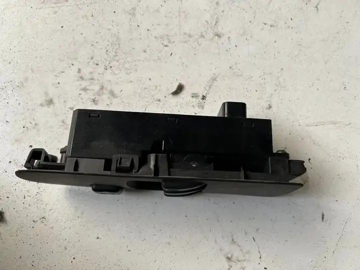 Mitsubishi Colt (2004 - 2008) 8608A075 Кнопка стеклоподъемников — фото 3