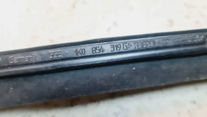 Volkswagen Golf V (2003 - 2009) 1K0854319G Накладка стоек лобового стекла — фото 2