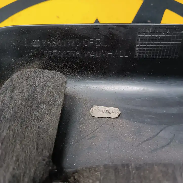 Opel Astra J (2009 - 2012) 55581776 Крышка двигателя декоративная — фото 2