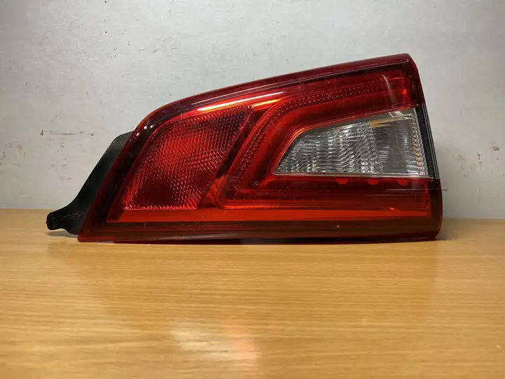 Nissan Qashqai (2010 - 2013) C340 Задний фонарь в крышке багажника — фото 1