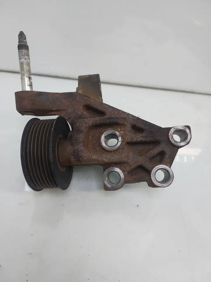 Toyota RAV 4 (XA30) (2006 - 2016) 1231526020 Кронштейн двигателя — фото 1