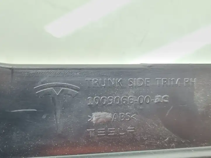 Tesla Model S (2016 - 2021) 100906600C Прочая отделка багажника — фото 3