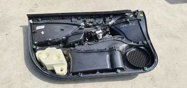 Honda Civic IX (2011 - 2017) Обшивка передней двери — фото 3