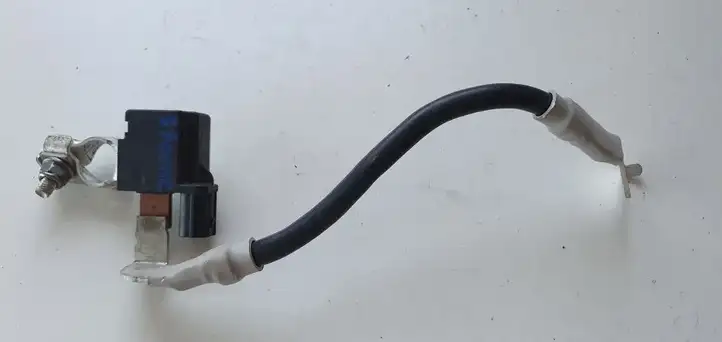 Kia Stonic (2017 - ) Минусовой провод аккумулятора — фото 2