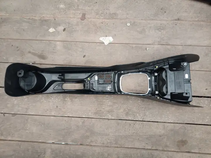 Toyota Yaris (2014 - 2019) Центральная консоль — фото 3