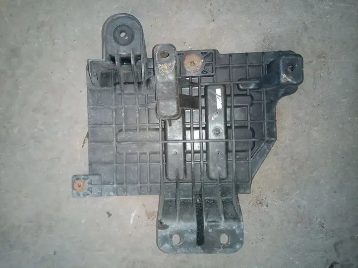 Kia Sportage (2010 - 2014) Площадка аккумулятора — фото 2