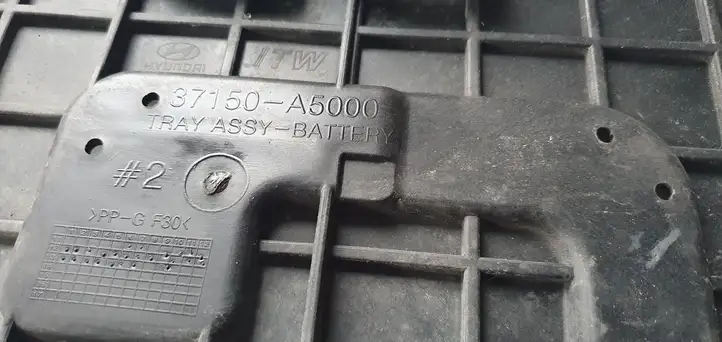Hyundai i30 (2012 - 2015) Площадка аккумулятора — фото 5
