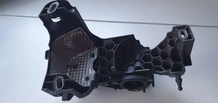 Ford Focus Grand C-MAX (2010 - 2019) Прочие детали моторного отсека — фото 9