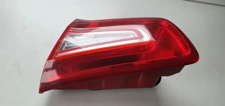 Kia Sportage (2010 - 2014) Задний фонарь в крышке багажника — фото 1