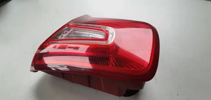 Kia Sportage (2010 - 2014) Задний фонарь в крышке багажника — фото 2