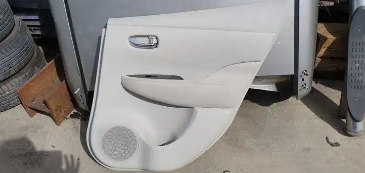 Nissan Leaf I (ZE0) (2010 - 2017) Обшивка задней двери — фото 1