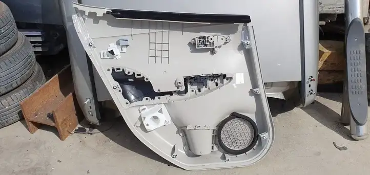 Nissan Leaf I (ZE0) (2010 - 2017) Обшивка задней двери — фото 2