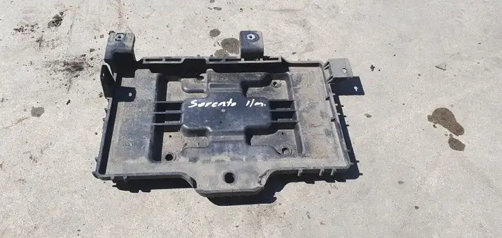 Kia Sorento (2009 - 2014) Площадка аккумулятора — фото 1