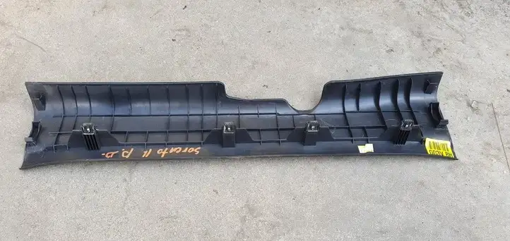 Kia Sorento (2009 - 2014) Внутренняя отделка переднего порога — фото 3