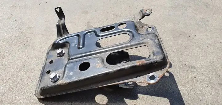 Toyota Auris E180 (2012 - 2018) Площадка аккумулятора — фото 2