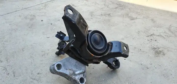 Toyota Auris E180 (2012 - 2018) Опора двигателя — фото 2