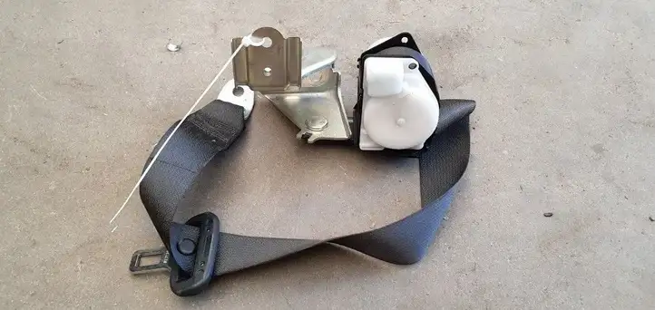 Toyota Auris E180 (2012 - 2018) Задний ремень безопасности — фото 1