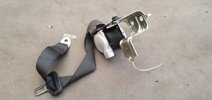 Toyota Auris E180 (2012 - 2018) Задний ремень безопасности — фото 3