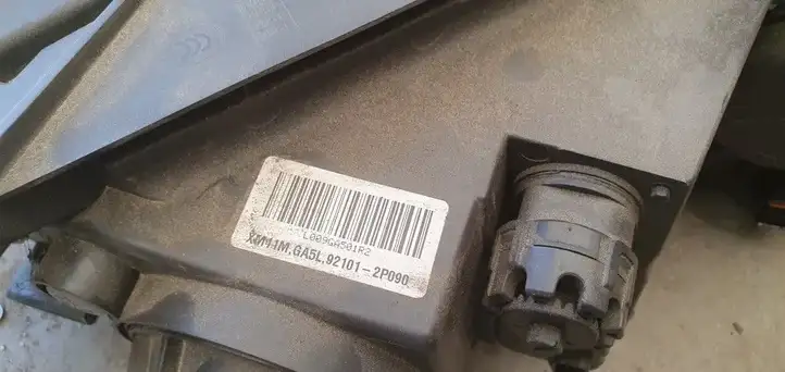 Kia Sorento (2009 - 2014) Передняя фара — фото 4