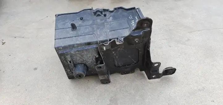 Ford C-MAX II (2010 - 2015) Площадка аккумулятора — фото 2
