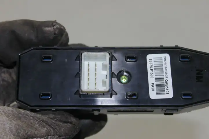 Kia Sportage (2016 - 2018) 93575F1500 Кнопка стеклоподъемников — фото 3