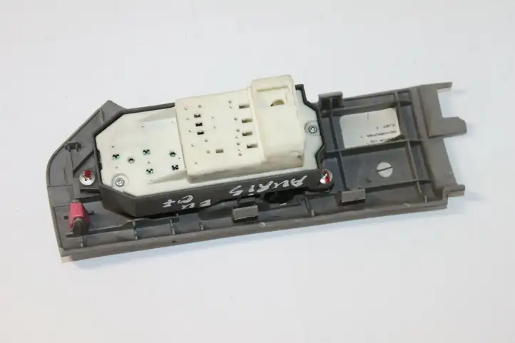 Toyota Yaris (2005 - 2009) 742320D110 Блок кнопок стеклоподъемников — фото 4