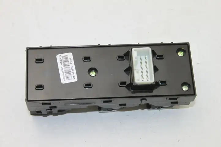 Kia Sportage (2016 - 2018) 93570F1520 Кнопка стеклоподъемников — фото 3