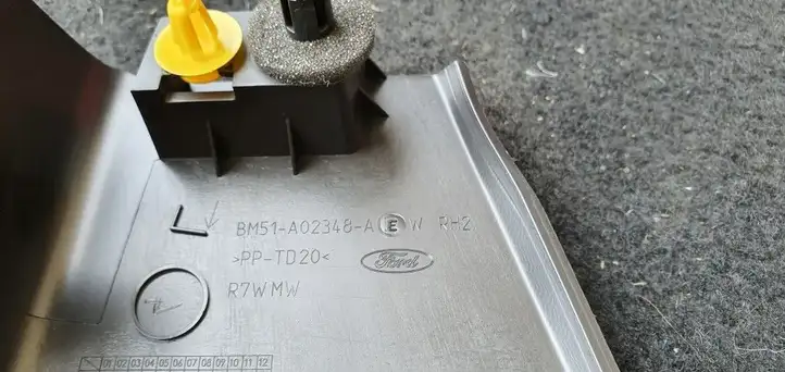 Ford Focus (2011 - 2015) Нижняя обшивка стойки B — фото 2
