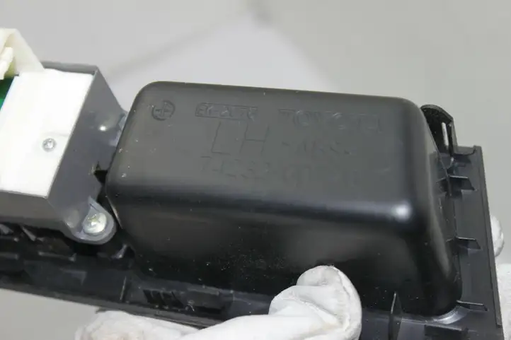 Toyota Yaris (2014 - 2019) 742320D720 Блок кнопок стеклоподъемников — фото 5