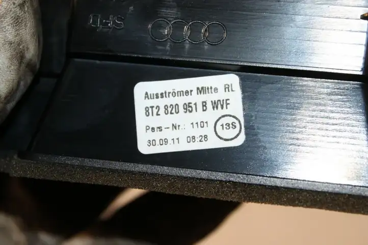 Audi A4 S4 B8 8K (2007 - 2011) 8T2820951B Центральный воздушный дефлектор — фото 5
