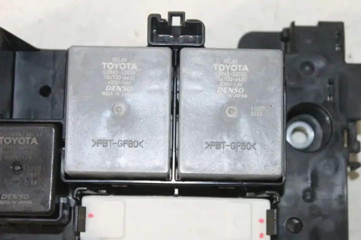 Toyota Auris E180 (2012 - 2018) G92Z133011 Блок монтирования реле — фото 2
