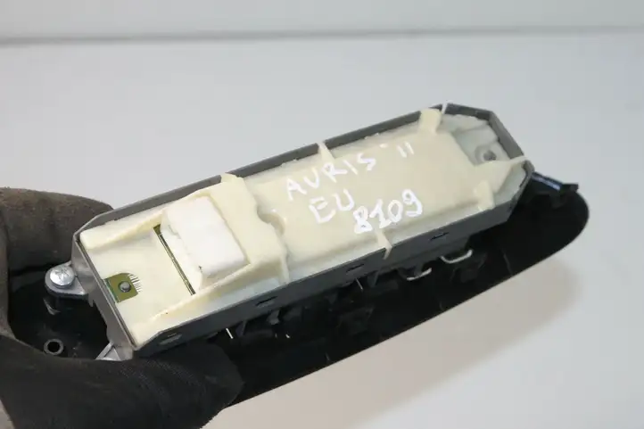 Toyota Auris 150 (2006 - 2012) 8404002080 Блок кнопок стеклоподъемников — фото 6