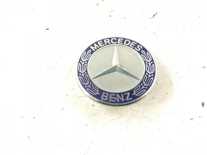 Mercedes-Benz C W204 (2007 - 2014) 2048170616 Эмблема автомобиля — фото 1
