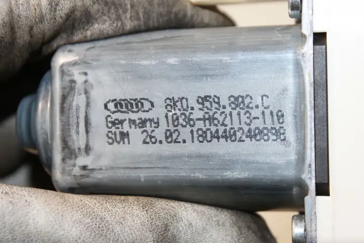 Audi S1 (2014 - 2019) 8K0959802C Стеклоподъемник передней двери — фото 3